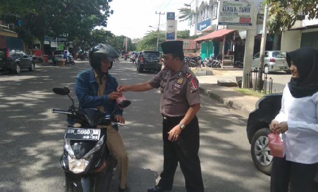 Polsek Kuantan Tengah Bagi-Bagi Takjil Kepada Pengguna Jalan