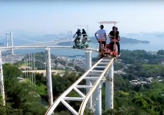 Naik Sepeda di Jalur Roller Coaster Setinggi 16 Meter