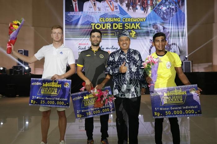 Tour de Siak 2019 Resmi Ditutup, Audiens Berikan Standing Aplause Untuk Riders 11 Tim Peserta