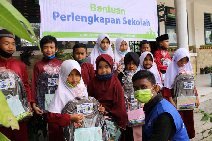 Puluhan Yatim dan Dhuafa di Pekanbaru Terharu Terima Perlengkapan Sekolah