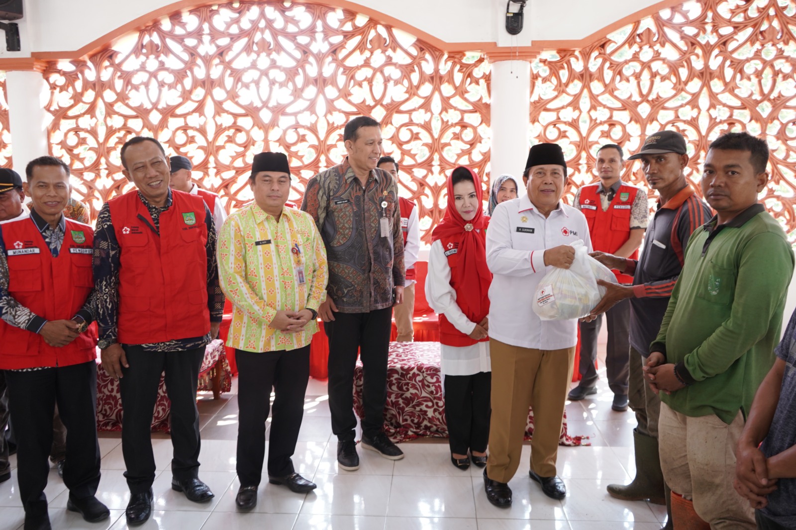 Bupati dan Ketua PMI Rohul Salurkan Paket  Sembako Bagi Para Pekerja Kebersihan