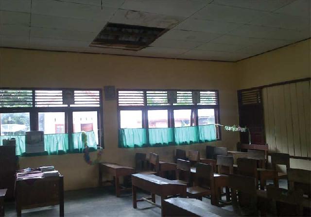 Plafon SDN 09 Mulai Ambruk