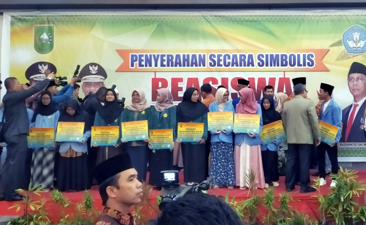 Pemprov Riau Serahkan Beasiswa kepada 2.927 Mahasiswa, Total Rp29,6 Milliar