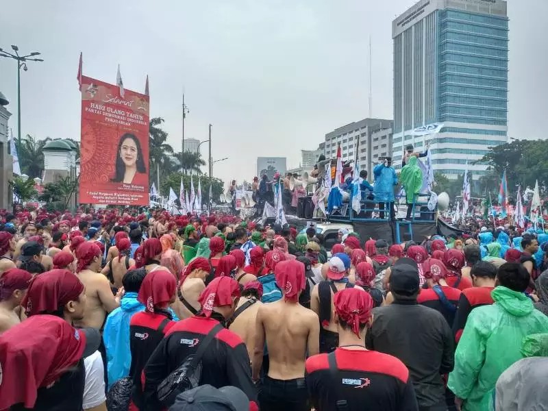 Polisi Ancam Bubarkan Paksa Massa Buruh yang Tetap Gelar Aksi Saat Corona