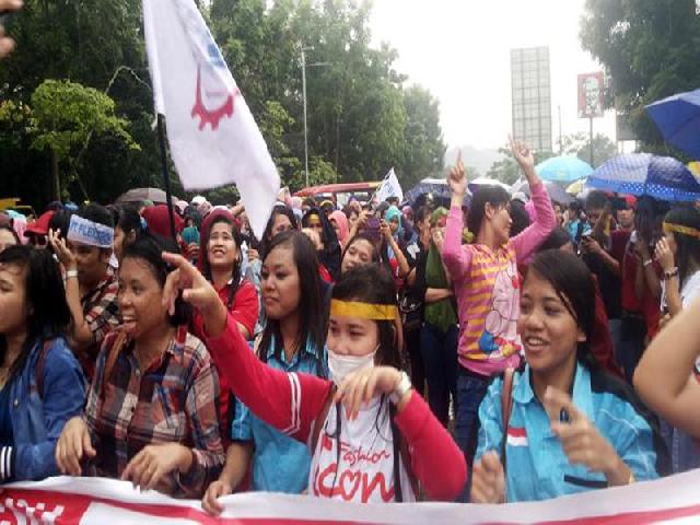 Buruh Demo Kantor Disnakertrans