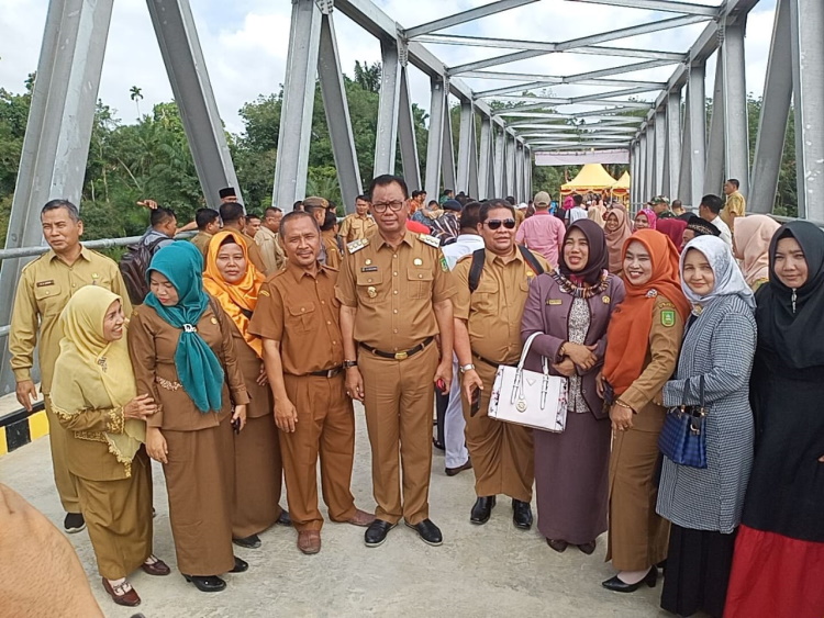 Bupati Rohil Resmikan Jembatan Kasang Bangsawan Baru, Persingkat Akses Masyarakat Pujud