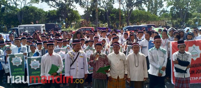 Berkumpul di Lapangan Purna MTQ, Relawan Forum Santri Riau Suarakan Jokowi Dua Periode 