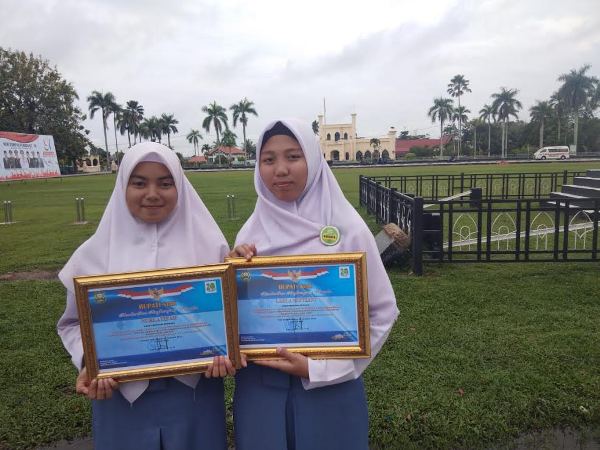 Nur Latifah Juara 1 Lomba Karya Tulis Lingkungan, Terima Penghargaan dari Bupati Siak