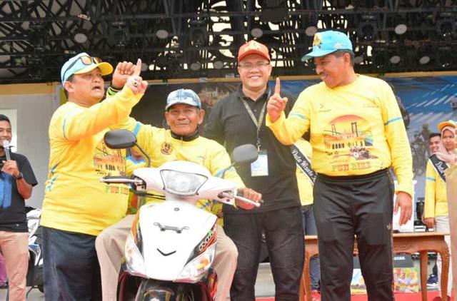 Wabup Siak Alfedri Bagikan Hadiah Utama Fun Bike TdS 2017