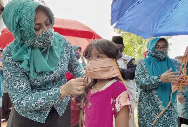 Bagikan 10 Ribu Masker di Kampar, Ketua PKK Riau Misnarni Langsung Edukasi Warga