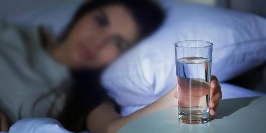 Kamu Harus Tahu, Ternyata Minum Air Putih Sebelum Tidur Berbahaya