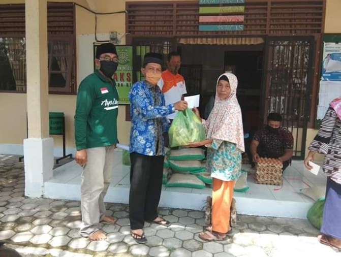 Pemkam Empang Pandan Salurkan 13 Paket Sembako Bantuan Baznas Siak ke Warga Terdampak Covid-19