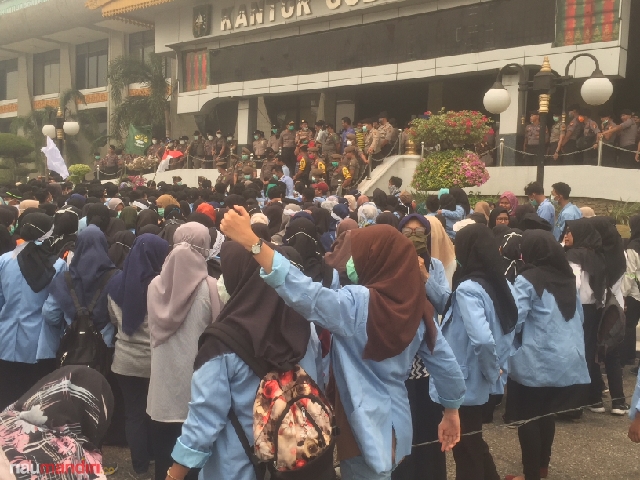 Sampaikan Mosi Tak Percaya, Ratusan Mahasiswa Fisipol Unri Demo Gubernur