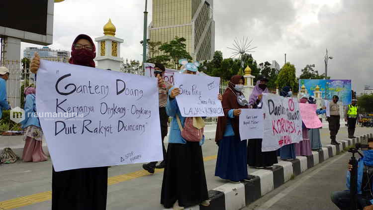 Teatrikal Usut Tuntas Tikus Berdasi di Riau Dibubarkan Polisi