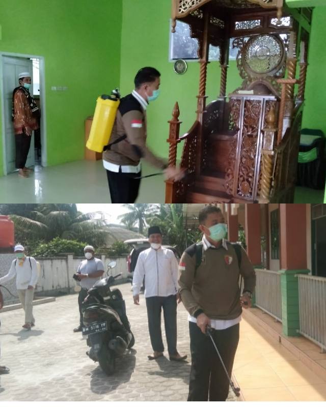 Bersama Warga, Markarius Anwar dan PKS Tualang Semprotkan Disinfektan ke Rumah-rumah Ibadah  