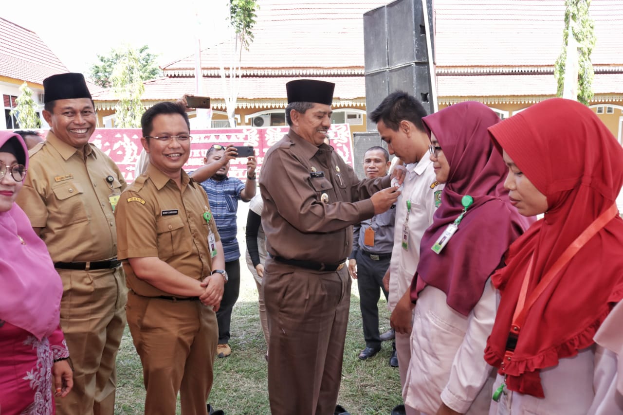 11 Staf RSUD Tengku Rafian Terima Penghargaan Karyawan Terbaik