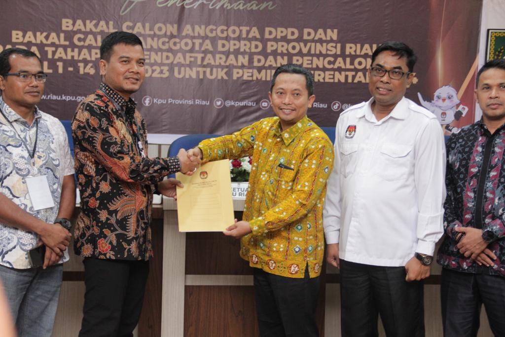 Arif Eka Saputra Diantarkan Simpatisan Daftar ke KPU Riau