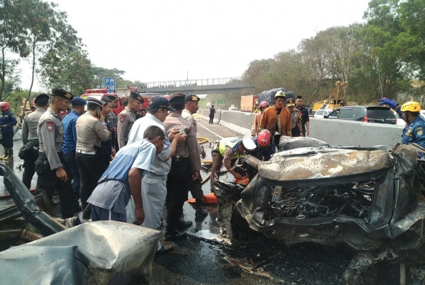 21 Kendaraan Terlibat Kecelakaan Maut di Cipularang, 6 Orang Tewas Terbakar