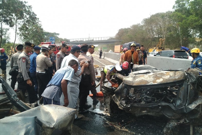 21 Kendaraan Terlibat Kecelakaan Maut di Cipularang, 6 Orang Tewas Terbakar