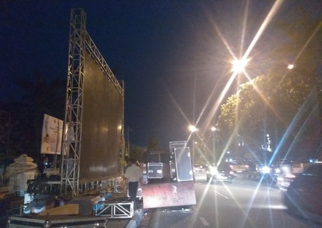 Jalan Diponegoro Dipasang Tiga Layar Raksasa, Jelang Penabalan Gelar Adat Jokowi