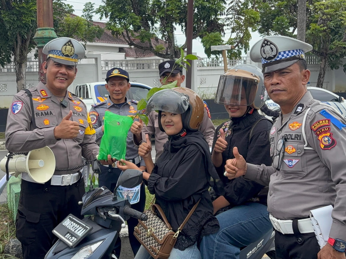 Pengendara Tertib Dapat Bibit Pohon dari Satlantas Polres Kuansing