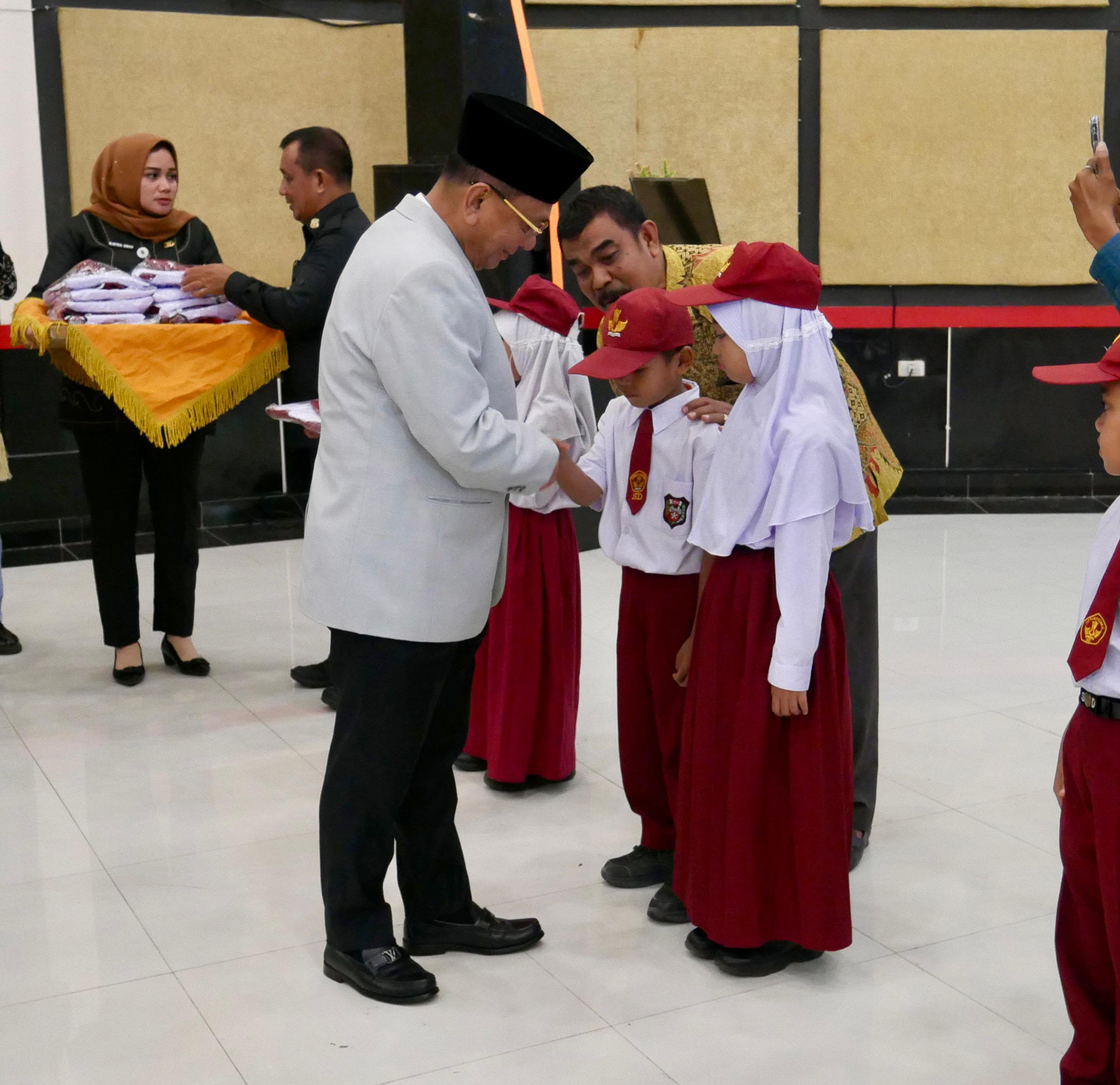 Pemkab Rohul Serahkan 13.235 Seragam bagi Pelajar SD