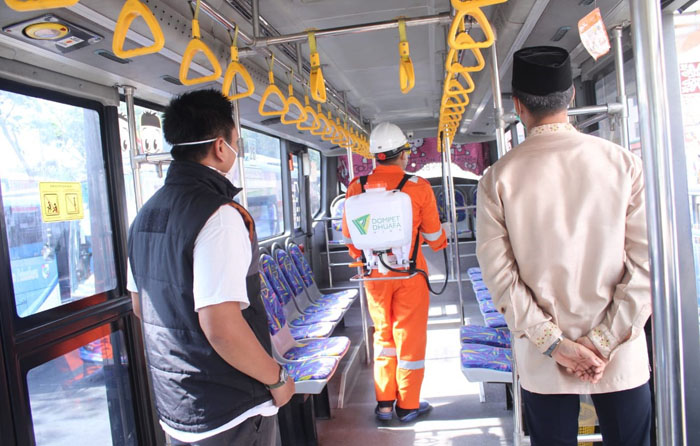 Dompet Dhuafa Riau Semprotkan Disinfektan di Halte dan Bus Transmetro Pekanbaru