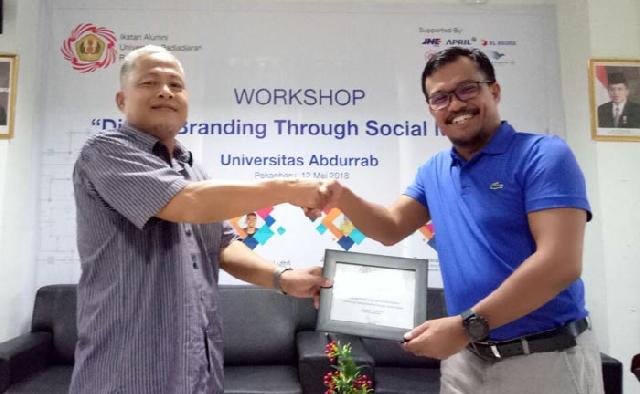 IKA Unpad Taja Workshop Digital Branding di Kampus Univrab Riau