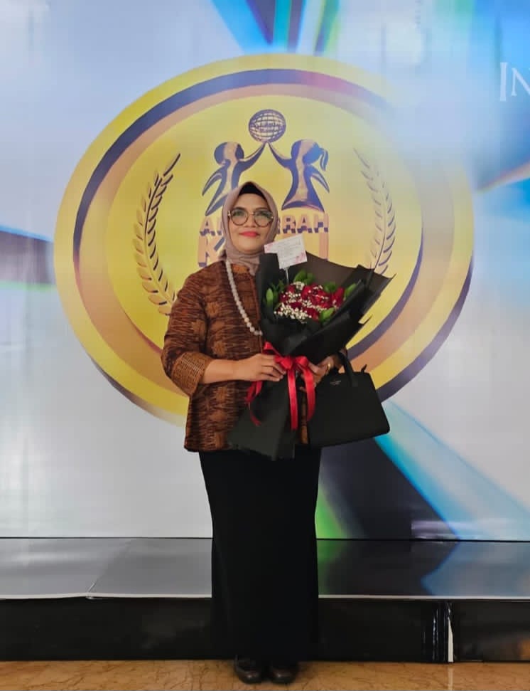 Wakil Ketua Pengadilan Tinggi Riau Diah Sulastri Dewi Terima Anugerah KPAI 2023 Non SIMEP