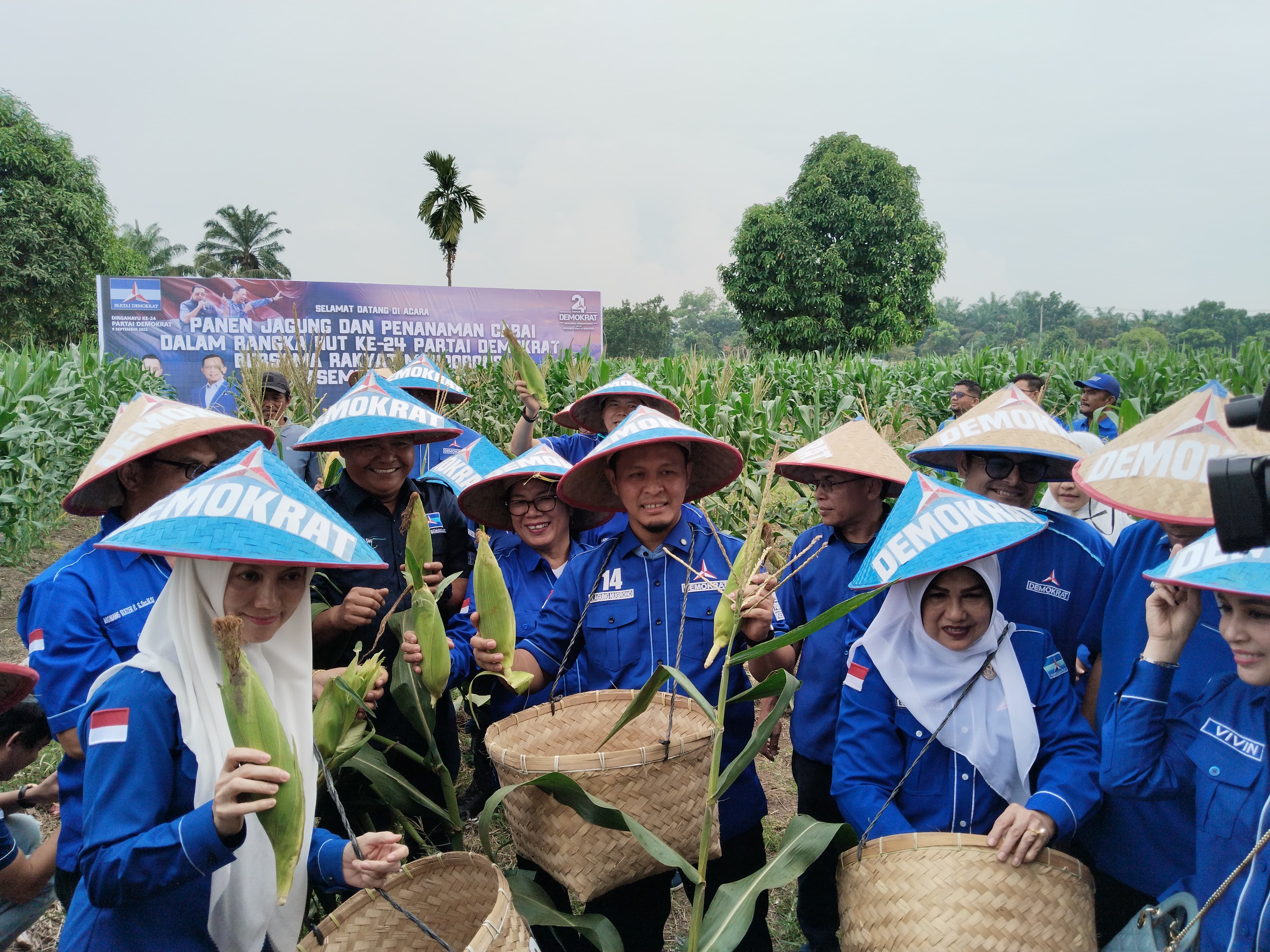 Kader Demokrat di Riau Rayakan HUT ke-24 Bersama Petani
