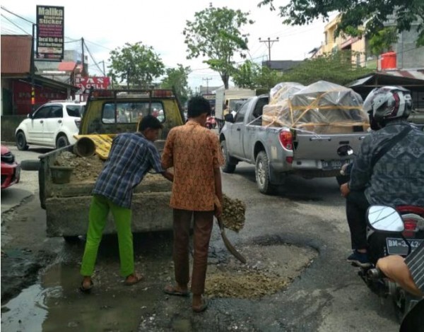 PUPR Kirim Personel Tambal Lubang di Jalan Paus Pekanbaru