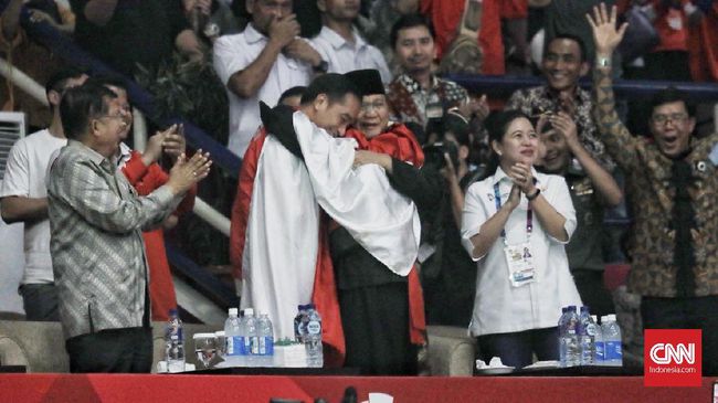 Prabowo-Jokowi Berpelukan Rayakan Kemenangan Pencak Silat