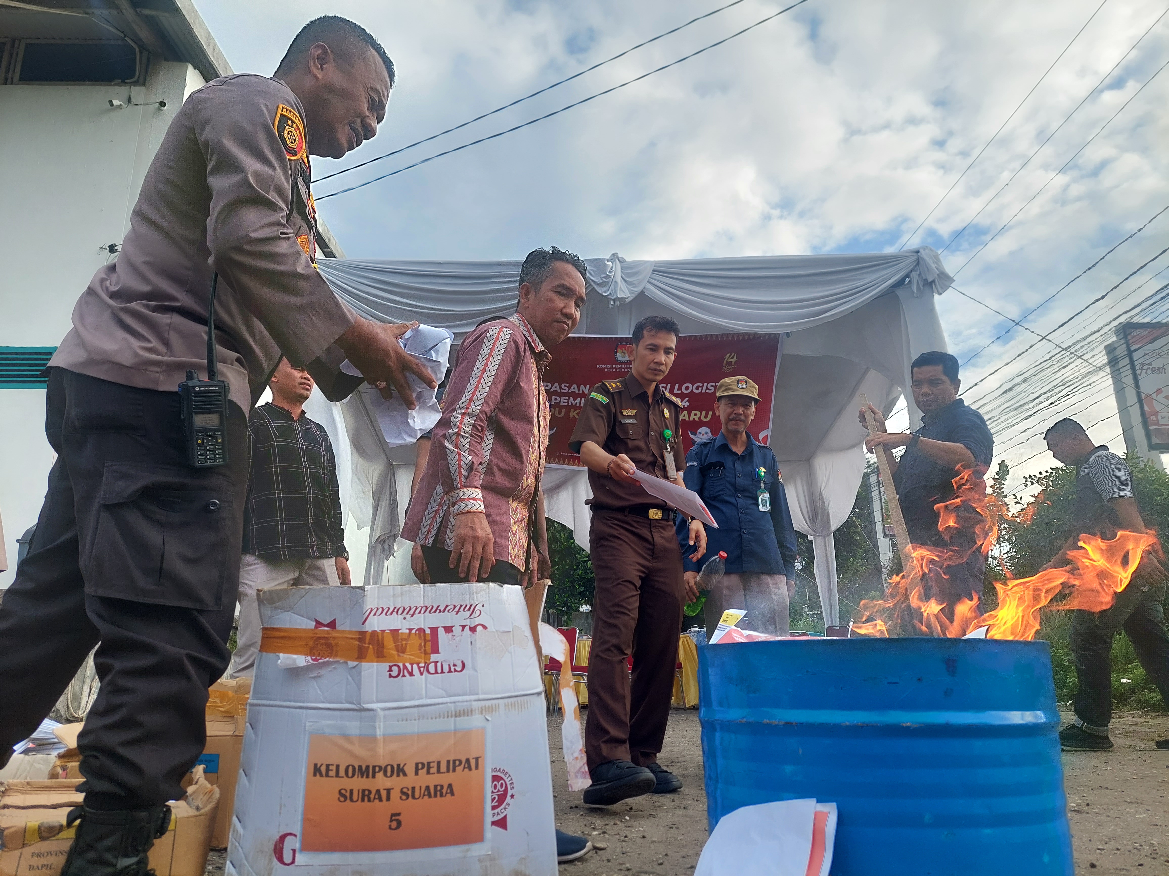 Ribuan Surat Suara di Pekanbaru Dibakar