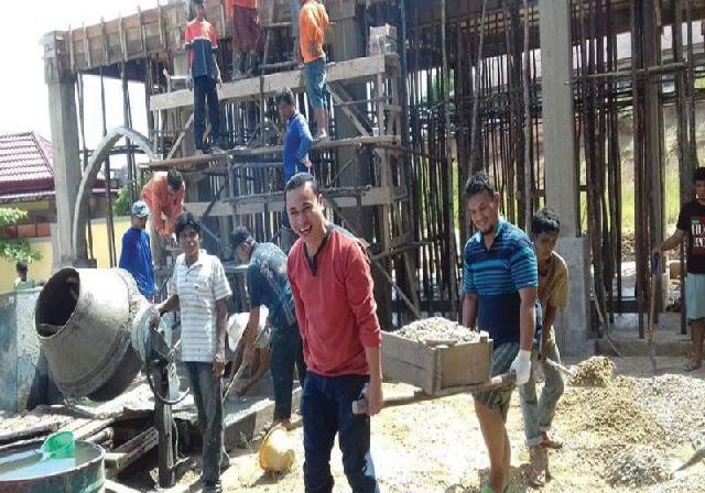 Nasril tak Canggung Ikut Gotong Royong