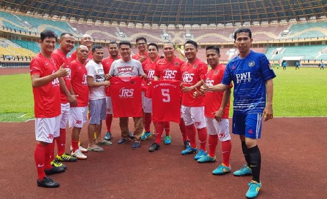 PWI Pekanbaru Terima Kostum Bola dari Jhon Romi Sinaga