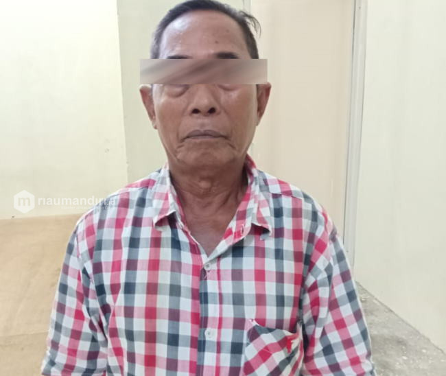 Pria Paruh Baya Hantam Kepala Rekan Pakai Kayu Berpaku