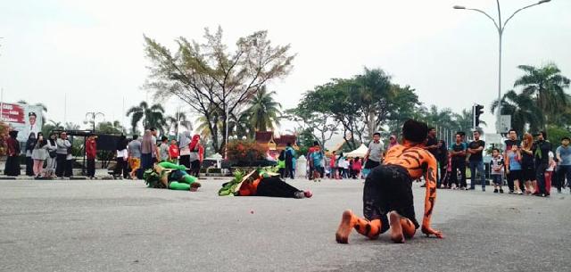 Peringati Hari Bumi, Mapala se-Pekanbaru Gelar Aksi Teatrikal dan Pembagian Bibit