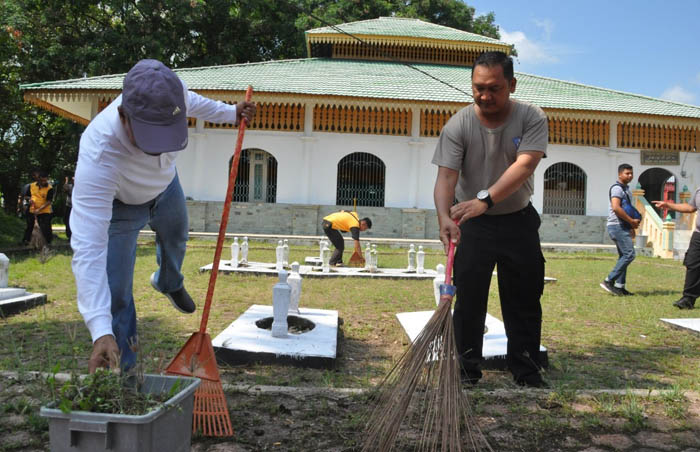 Agar Terhindar dari Penyakir Menular, Polres-TNI Bersama Pemda Siak Goro Bersihkan Sejumlah Lokasi 