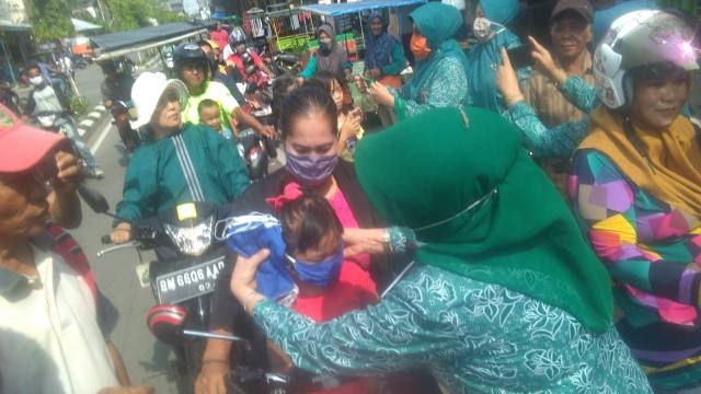 Cegah Penyebaran Covid-19, TP PKK Rohil Bagikan Masker ke Masyarakat