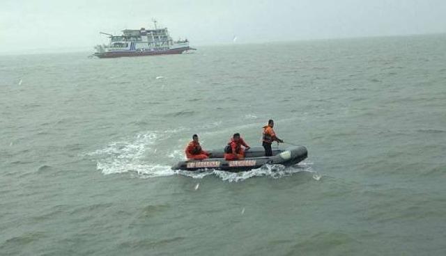 Kapal Berpenumpang Belasan Siswa Tenggelam Diterjang Ombak
