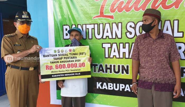 Pemkab Inhil Salurkan Bantuan Sosial Tunai Tahap Pertama