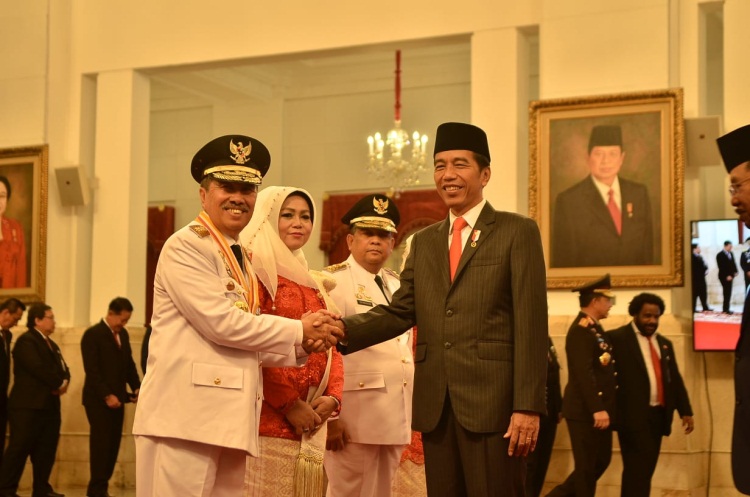 Ngotot Kampanyekan Jokowi, Gubernur Syamsuar Sekarang Pilih <i>No Comment</i>