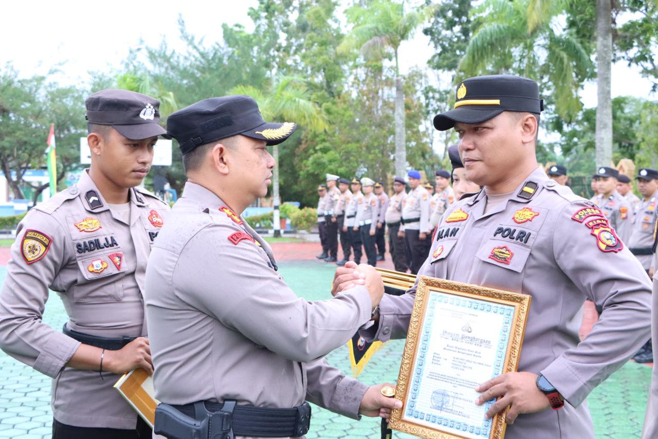 Dua Puluh Personel Polres Siak Diganjar Penghargaan, AKBP Asep Sujarwadi : Jadikan Sebagai Motivasi 