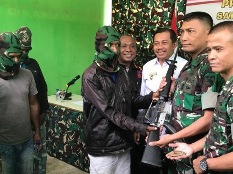 12 Anggota dan Simpatisan Kelompok Bersenjata di Papua Menyerahkan Diri