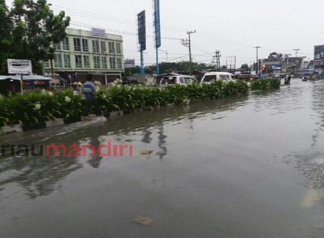 Tiap Hujan, Jalan Soebrantas Hingga Pasar Pagi Arengka Banjir dan Macet