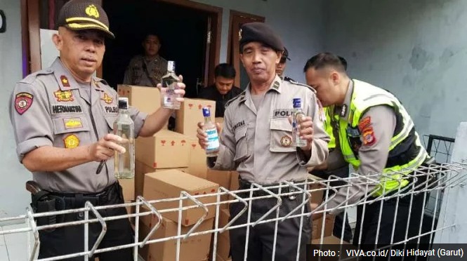 Polisi Gerebek Ratusan Botol Miras untuk Malam Lebaran