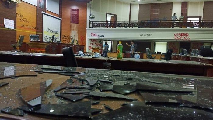Mahasiswa di Padang Mengamuk, Kantor DPRD Sumbar Rusak Parah