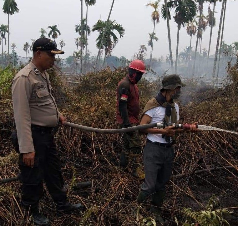 Kebakaran Lahan di Pekanbaru, Anggota Dewan dari PKS Ini Ikut Padamkan Api