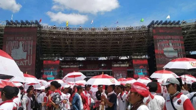 Kepanasan, Massa Kampanye Jokowi di GBK Histeris Berebut Payung