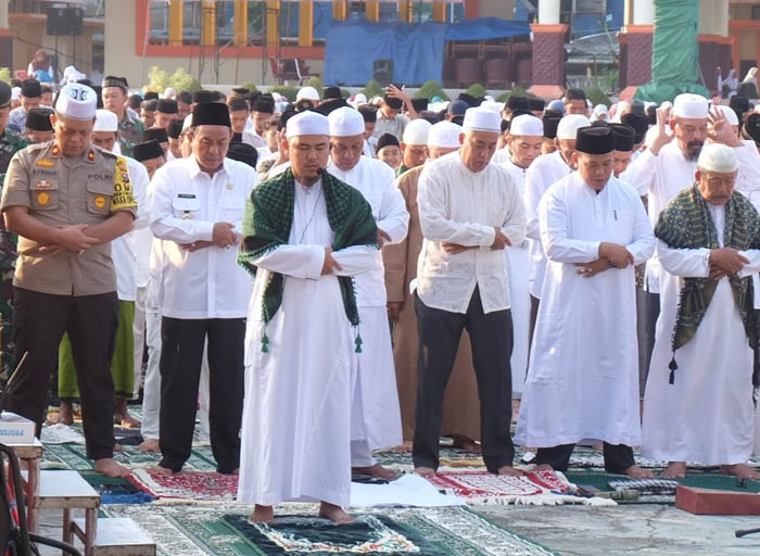 Minta Turun Hujan, Bupati Inhil Bersama Ribuan Masyarakat Ikuti Salat Istisqa